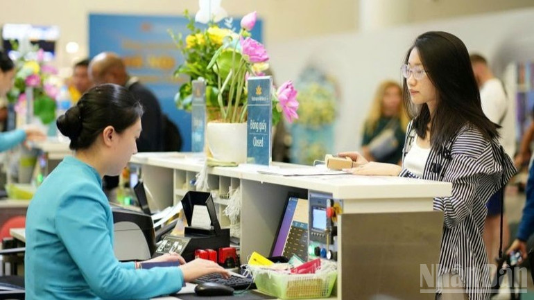 ndo_br_hanh-khach-tren-chuyen-bay-khai-truong-duong-bay-thang-han-ceb-lam-thu-tuc-tai-quay-check-in-5034.jpg