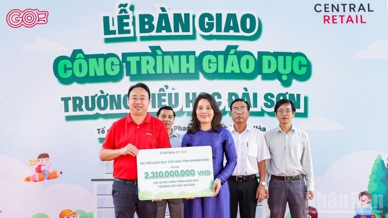 តំណាងក្រុមហ៊ុន Central Retail Vietnam បានបង្ហាញនូវប័ណ្ណឧបត្ថម្ភជានិមិត្តរូបដល់សាលា។ ndo_br_1-dai-dien-central-retail-viet-nam-trao-bang-tai-tro-tuong-trung-cho-nha-truong-7255.jpg