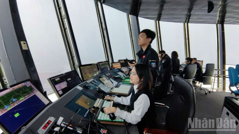 Kíp trực kiểm soát không lưu ban đêm tại Cảng hàng không quốc tế Nội Bài (Hà Nội). ndo_br_gen-n-11.jpg