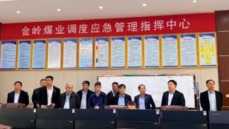 Đoàn tham quan Trung tâm điều hành thông minh của Công ty Khai thác than Kim Lĩnh. img-1949-3257.jpg