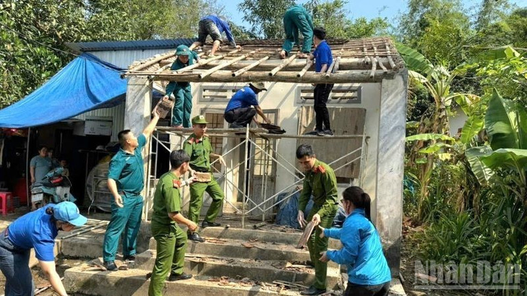 Các cơ quan, đơn vị, lực lượng chức năng chung tay hỗ trợ dân nghèo xây mới, sửa chữa nhà tạm, nhà dột nát. ndo_br_nha5-1749614173241871158381-4469.jpg