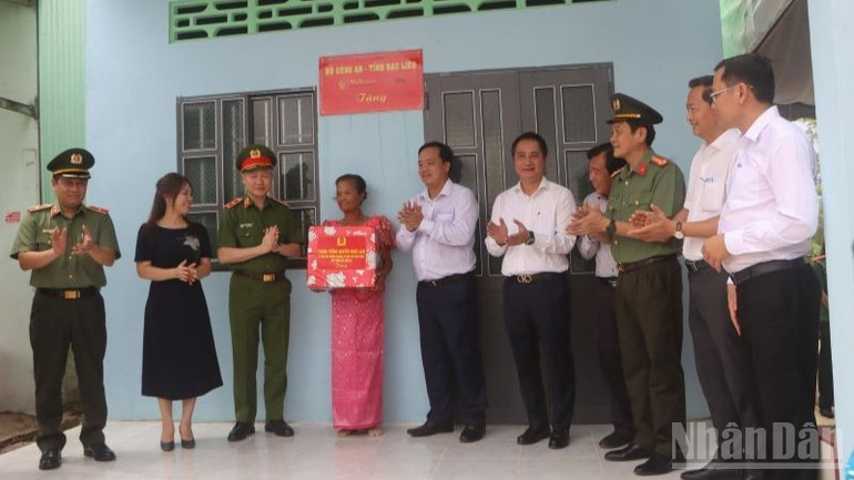 Căn nhà mới khang trang với kết cấu ba cứng (nền cứng, tường cứng, mái cứng) là nơi an cư cho những hoàn cảnh đặc biệt khó khăn ở Cà Mau, giúp họ sớm ổn định cuộc sống, vươn lên phát triển kinh tế gia đình. ndo_br_can-nha-moi-khang-trang-voi-ket-cau-ba-cung-la-noi-an-cu-cho-nhung-hoan-canh-dac-biet-kho-khan-o-ca-mau-giup-ho-som-on-dinh-cuoc-song-uon-len-phat-trien-kinh-te-gia-dinh-6753.jpg