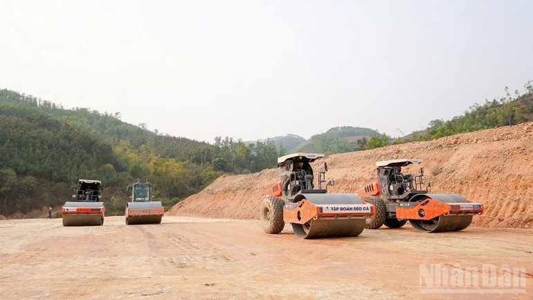 Vừa qua, DCG đã kiến nghị Bộ Xây dựng, Chính phủ phương án mở rộng đầu tư đường cao tốc bắc-nam theo phương thức PPP. ndo_br_gen-h-z6514001072739-551ae35798df0810d86d244b7bb15227.jpg