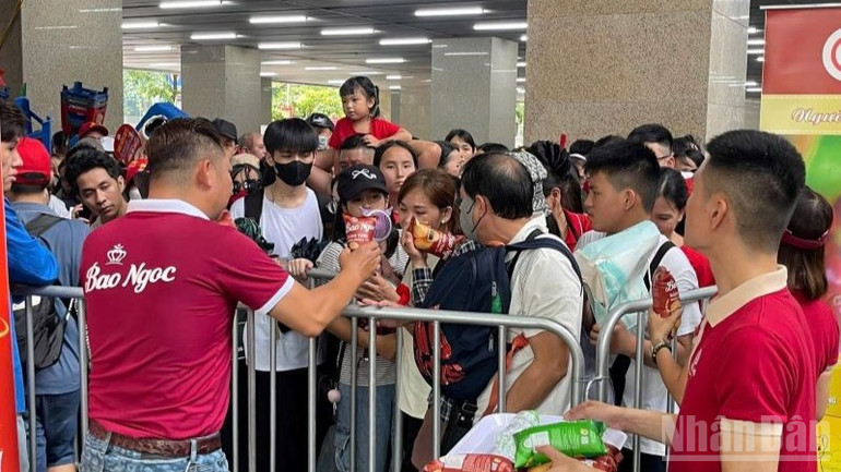 Công ty cùng các đơn vị đồng hành đã tổ chức phát miễn phí gần 40.000 chai nước và hơn 2.000 suất bánh mì, bánh ngọt các loại đến tay hành khách. ndo_br_phat-banh-ngot-bao-ngoc-2477.jpg