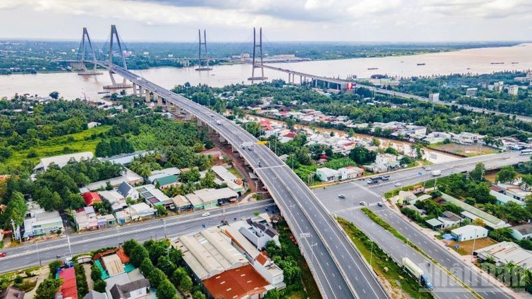 Những người làm giao thông đã không ngừng học tập, tự lực tự cường đảm nhiệm, hoàn thành những công trình quy mô lớn. ndo_br_gen-h-z6863481637037-028603a96e6078638672997d6d116e91-4017.jpg