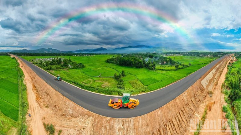 Ngành giao thông đã đảm nhận sứ mệnh thiêng liêng: “Mở đường, giữ đường, chở cả Tổ quốc trên vai”. ndo_br_untitled-3.jpg