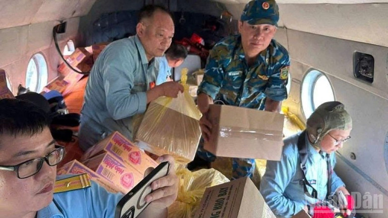 Helikoptre fra Regiment 916 frakter hjelpevarer til Lang Son. ndo_br_truc-thang-trung-doan-916-cho-hang-cuu-tro-di-lang-son-5599.jpg