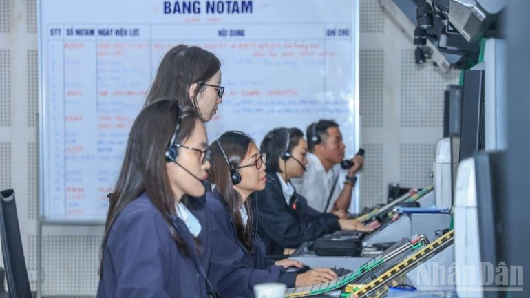 Flyoperasjonsbesetning ved Hanoi Area Control Center. ndo_br_kip-truc-dieu-hanh-bay-tai-trung-tam-kiem-soat-duong-dai-ha-noi-1733.jpg
