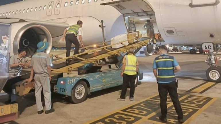 Với mạng đường bay rộng và sở hữu đội tàu bay thân rộng cùng kinh nghiệm vận chuyển hàng hoá hỗ trợ trước đây nên Vietnam Airlines có thể triển khai thực hiện rất nhanh chóng. 4-voi-mang-duong-bay-rong-va-so-huu-doi-tau-bay-than-rong-cung-kinh-nghiem-van-chuyen-hang-hoa-ho-tro-truoc-day-nen-vietnam-airlines-co-the-trien-khai-thuc-hien-rat-nhanh-chong-4784.jpg