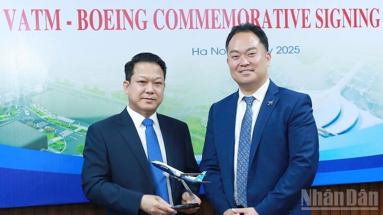 Ông Lê Hoàng Minh, Chủ tịch Hội đồng thành viên VATM và ông Malcom An3, đại diện Tập đoàn Boeing trao quà lưu niệm. ndo_br_ong-le-hoang-minh-vatm-va-ong-malcom-an-3-4397.jpg