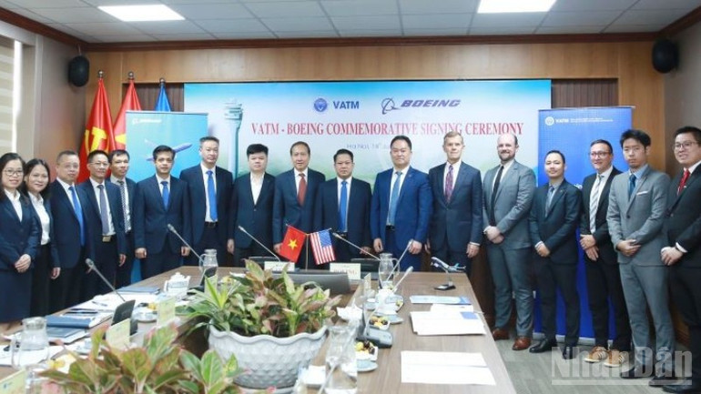 Hợp tác với Boeing đánh dấu một bước tiến quan trọng trong cam kết của VATM nhằm xây dựng hệ thống quản lý không lưu an toàn, thông minh và hiệu quả. ndo_br_anh-chup-tap-the-9178.jpg