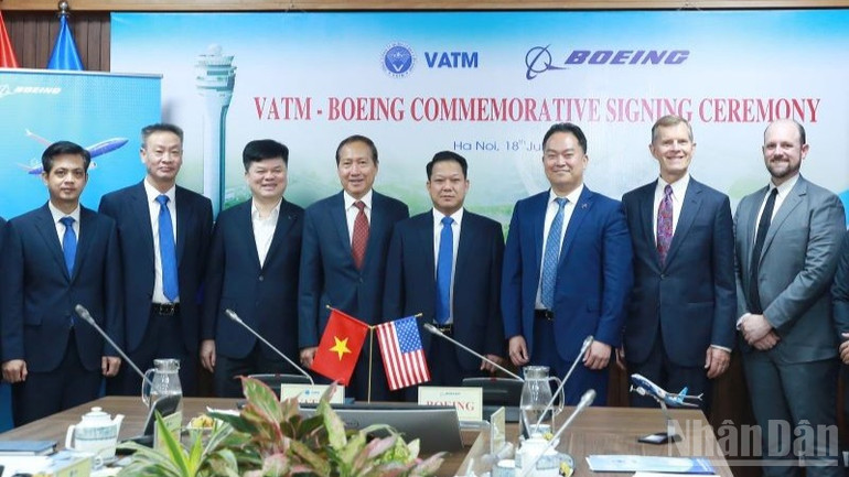 Boeing cam kết hỗ trợ ngành hàng không dân dụng Việt Nam, đồng thời phối hợp VATM mang đến những giải pháp lâu dài nhằm nâng cao độ an toàn và tính bền vững của hệ thống không lưu hiện đại. ndo_br_dai-dien-boeing-va-vatm-8418.jpg