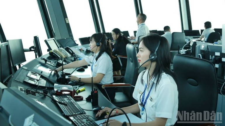 Kíp trực điều hành bay tại Cảng Hàng không quốc tế Nội Bài sáng 7/10. ndo_br_u27a5898-8935.jpg