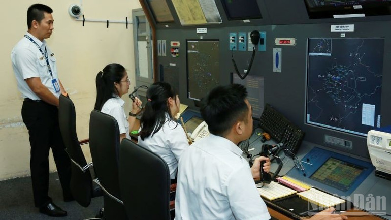 Các kiểm soát viên không lưu căng mình điều hành các chuyến bay trong điều kiện mưa dông lớn. ndo_br_u27a6018-1620.jpg