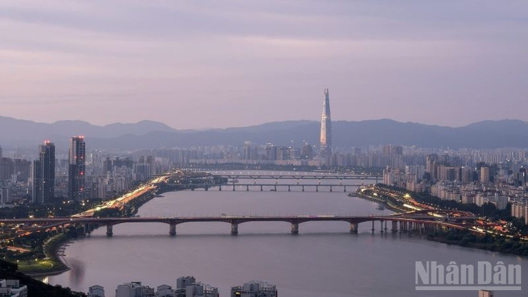 Đoàn công tác ghi nhận thực tiễn quy hoạch hai bờ sông Hàn và cách kết nối giữa các công trình cũ-mới; đồng thời, rút ra những “bài học đắt giá” về quy hoạch đô thị ven sông. ndo_br_gen-h-z7091145848618-de8cf8aa07d52e2079bedac3fff00d1e-8403-2312.jpg