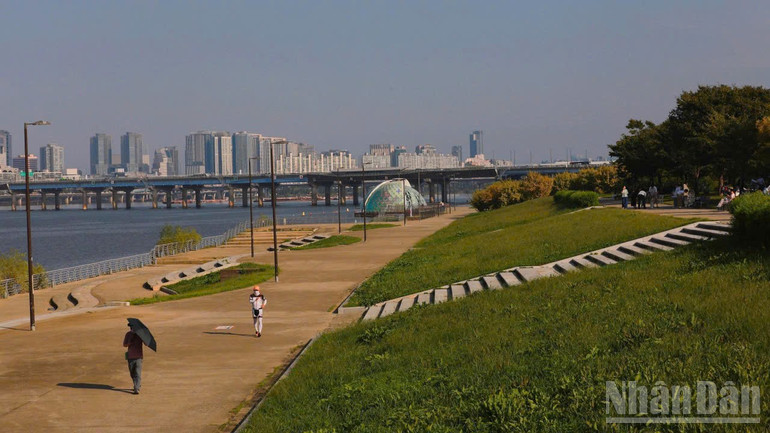 Cảnh quan ven sông Hàn (thành phố Seoul, Hàn Quốc). ndo_br_gen-h-z7091149608444-1bf347b8293f4a005c6b861300cfe871.jpg