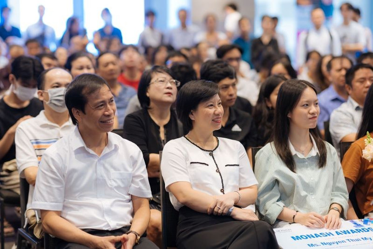 Vietnamesiska föräldrar och elever deltar i programmet som introducerar utbildningar vid Monash University. bo-8233.jpg