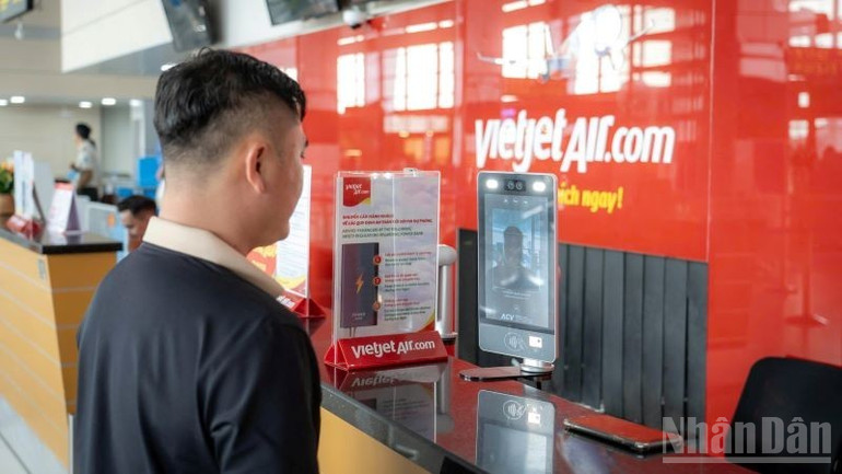 Hiện nay, trung bình khoảng 2.000 hành khách/ngày thực hiện check-in sinh trắc học tại Cảng Hàng không quốc tế Nội Bài. ndo_br_nia4-6754.jpg