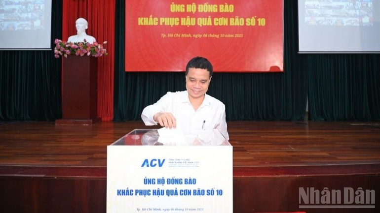 Đại diện lãnh đạo ACV quyên góp ủng hộ đồng bào thiên tai. ndo_br_acv-ung-ho-6893.jpg