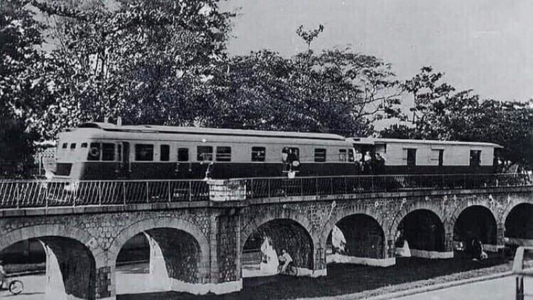 The railway bridge arches were built with rubble stones during the French period, and over 100 years have become historical witnesses of the railway industry and Hanoi streets. (Photo courtesy) vom-cau-ds-xua-5232.jpg