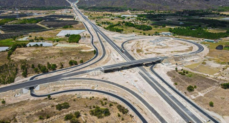 Việc chậm trễ mở rộng dự án tuyến cao tốc bắc-nam phía đông, trong khi tư nhân đã sẵn sàng vào cuộc triển khai, có nguy cơ làm mất cơ hội phát triển kinh tế-xã hội đất nước. ctbn4.jpg