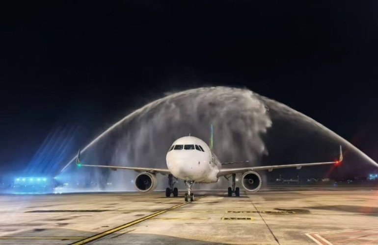Nghi thức phun vòi rồng chào đón máy bay. z6764411628925-24fb477ff71f57a4b6149ff347aab4e7.jpg