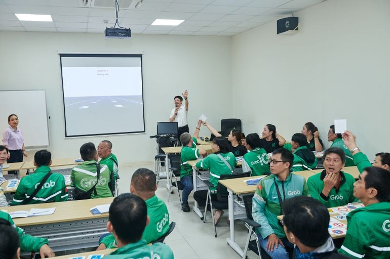 Chương trình được thiết kế tích hợp đào tạo lý thuyết và thực hành để nâng cao kỹ năng lái xe an toàn cho tài xế, từ đó góp phần giảm thiểu va chạm giao thông và thúc đẩy các hành vi lái xe an toàn. tap-huan-4.jpg