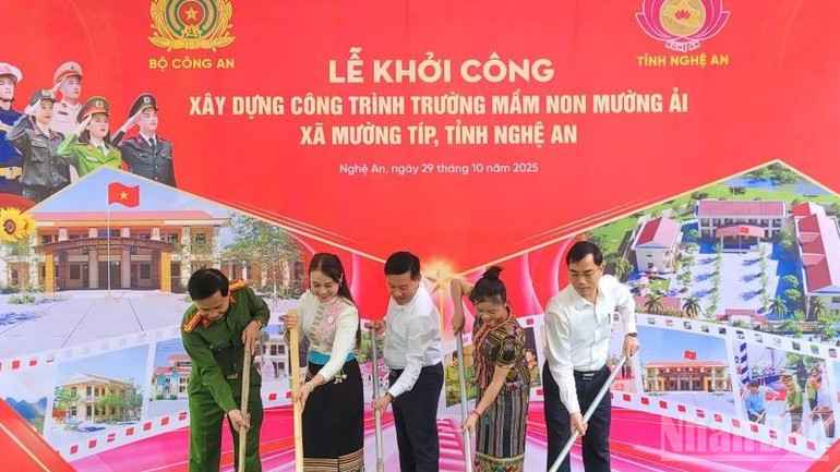 Các đại biểu làm lễ khởi công công trình Trường mầm non Mường Ải. ndo_br_4-7881.jpg