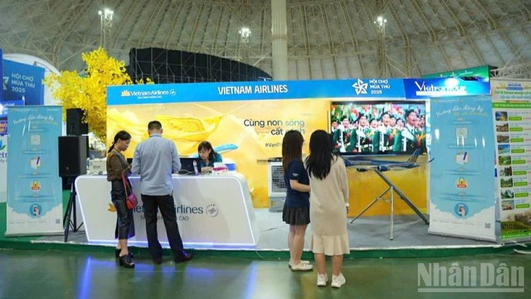 Đông đảo khách hàng tham quan gian hàng của Vietnam Airlines. ndo_br_dong-dao-khach-tham-quan-tai-gian-hang-vietnam-airlines-908.jpg