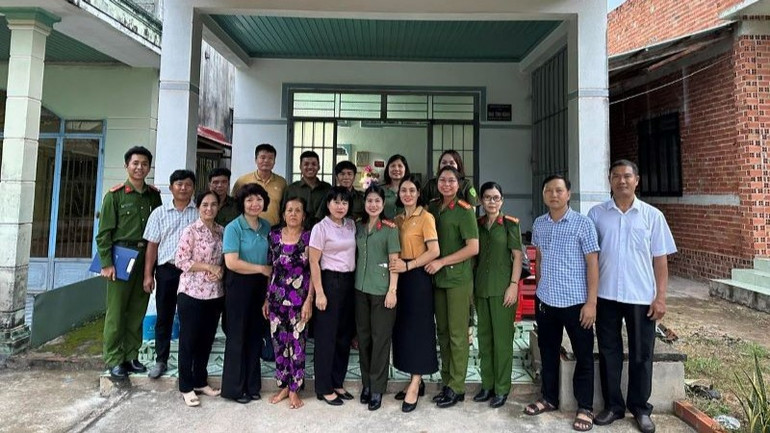 Đoàn công tác tặng quà các gia đình, gửi quà tri ân Mẹ Việt Nam Anh hùng. chuyen-bay-mau-xanh-mang-den-binh-yen-va-hi-vong-6929.jpg