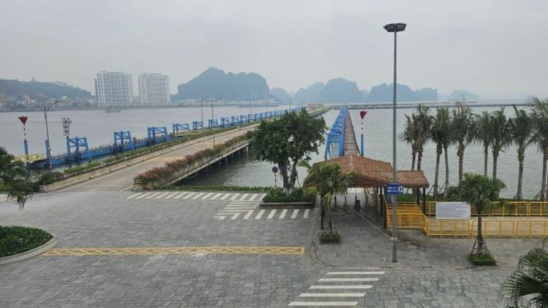 Các tàu hoạt động tại Cảng tàu khách quốc tế Hạ Long đã di chuyển đến vùng neo đậu an toàn. cang-tau-khach-9052.jpg