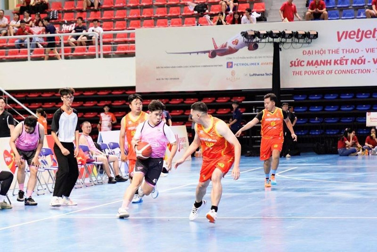 Vietjet Sports Day 2025 diễn ra với 5 bộ môn thể thao: Quần vợt, Bóng rổ, Cầu lông, Bóng đá và Pickleball. a10.jpg