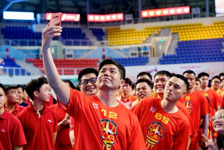 Gần 600 cán bộ, nhân viên Vietjet đến từ nhiều quốc gia đã hội tụ tại Hạ Long, cùng cháy hết mình trong Vietjet Sports Day 2025. a3.jpg