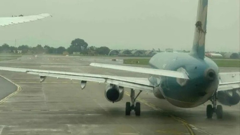 Hãng hàng không Vietnam Airlines đã tạm đình chỉ hai tổ bay gồm 4 phi công điều khiển máy bay Boeing 787 và Airbus 321 để phục vụ điều tra, xác minh nguyên nhân. rach-duoi-6492.jpg