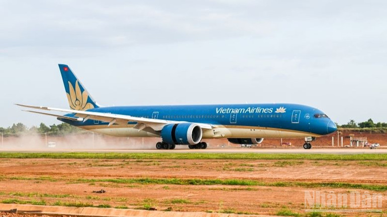 ndo_br_2-chuyen-bay-hang-khong-dan-dung-dau-tien-do-vietnam-airlines-thuc-hien-da-ha-canh-thanh-cong-xuong-san-bay-long-thanh-2046.jpg