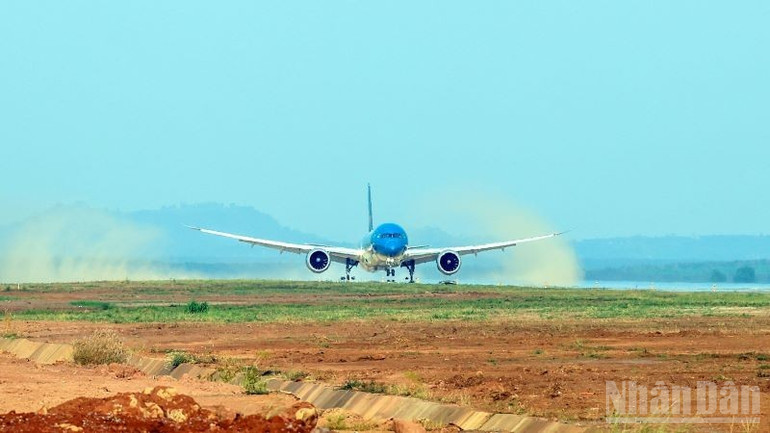 ndo_br_3-san-bay-long-thanh-da-chinh-thuc-don-tau-bay-thuong-mai-dau-tien-ha-canh-do-vietnam-airlines-thuc-hien-9360.jpg