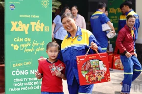 Chương trình “Xây Tết 2026”, trao quà cho công nhân thoát nước đô thị Thành phố.