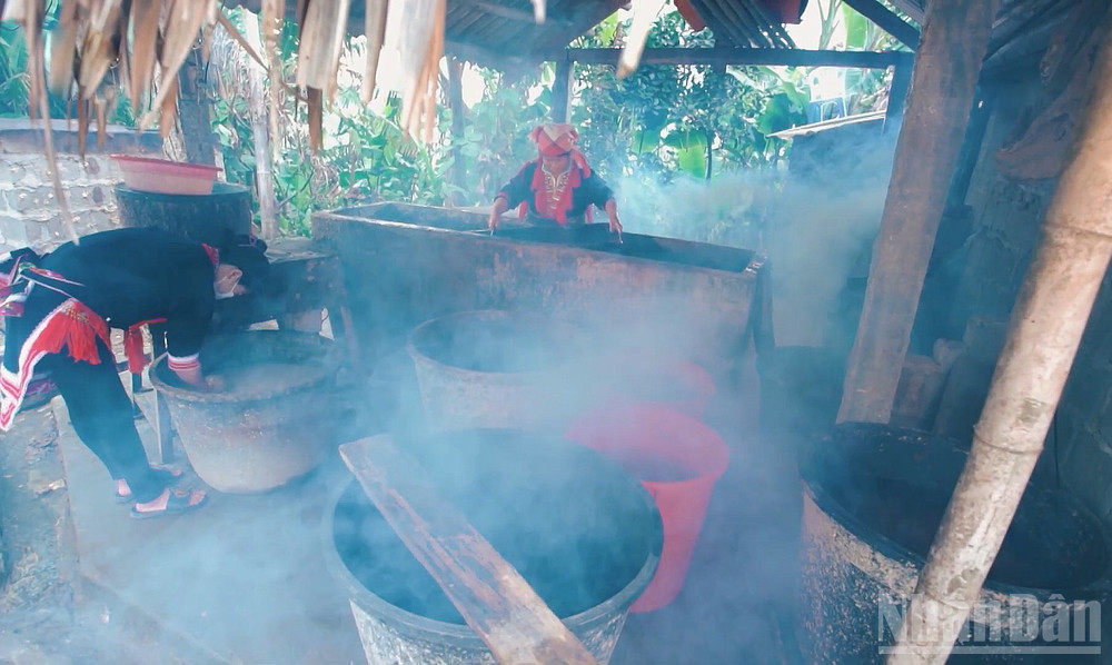 Một góc không gian làm giấy bản của đồng bào Dao, giản dị nhưng đầy tính kết nối cộng đồng. ndo_br_khong-gian-lam-giay.jpg