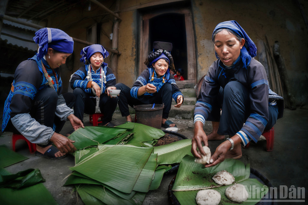 Bánh dày, lễ vật truyền thống mang ý nghĩa cầu chúc đủ đầy, no ấm. ndo_br_02-banh-day-san-pham-duoc-chon-trong-mam-le-cung-than.jpg