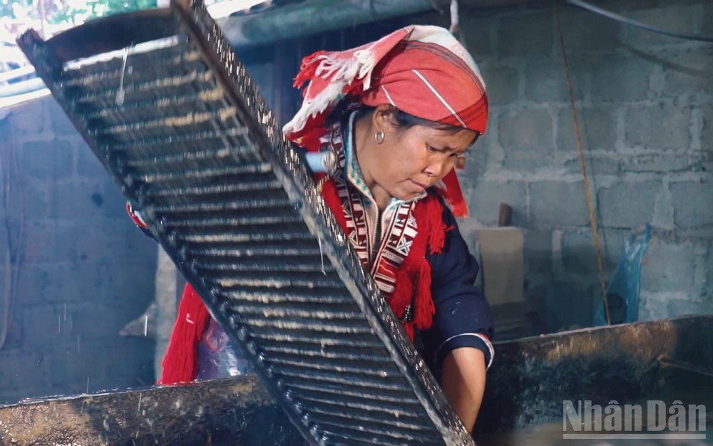 Đồng bào Dao tráng giấy theo phương pháp cổ truyền, giữ nguyên quy trình do cha ông để lại. ndo_br_trang-giay-dao.jpg