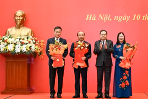 Bí thư Đảng ủy Quốc hội, Chủ tịch Quốc hội Trần Thanh Mẫn trao Quyết định của Đảng ủy Quốc hội về việc chỉ định Bí thư Đảng ủy Kiểm toán Nhà nước; Bí thư Đảng ủy Ủy ban Dân nguyện và Giám sát; Bí thư Đảng ủy Ủy ban Pháp luật và Tư pháp nhiệm kỳ 2025-2030. (Ảnh: DUY LINH)