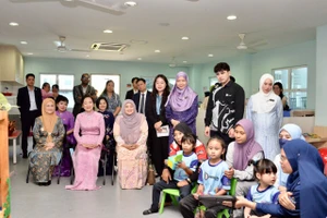 Bà Nguyễn Thị Thanh Nga, Phu nhân Chủ tịch Quốc hội và Phu nhân Chủ tịch Hạ viện Malaysia đến thăm Trung tâm can thiệp và giáo dục ban đầu hỗ trợ trẻ em tự kỷ.