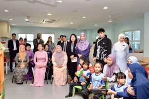 Bà Nguyễn Thị Thanh Nga, Phu nhân Chủ tịch Quốc hội và Phu nhân Chủ tịch Hạ viện Malaysia đến thăm Trung tâm can thiệp và giáo dục ban đầu hỗ trợ trẻ em tự kỷ.