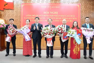 Thường trực Tỉnh uỷ Lai Châu tặng hoa chúc mừng Ban Biên tập Báo Lai Châu sau sáp nhập.