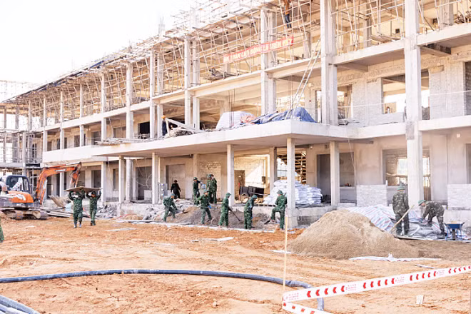 Các đơn vị tập trung thi công Trường Phổ thông nội trú liên cấp tiểu học và trung học cơ sở tại các xã biên giới A Lưới, thành phố Huế.