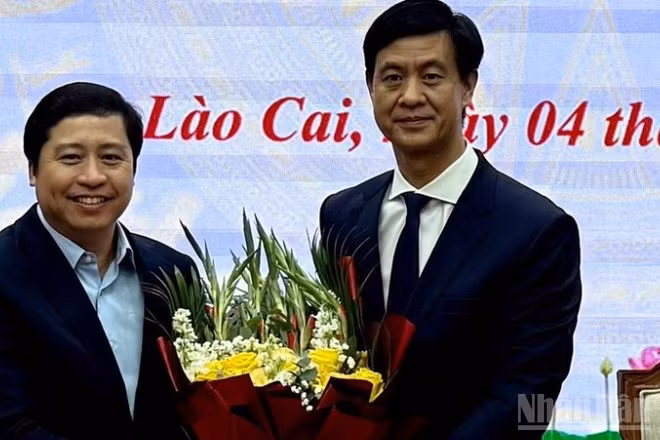 Đồng chí Đỗ Quốc Huy, Ủy viên Trung ương Đảng, Bí thư Tỉnh ủy tặng hoa chúc mừng tân Phó Chủ tịch Ủy ban nhân dân tỉnh Phan Trung Bá. (Ảnh: THANH SƠN)
