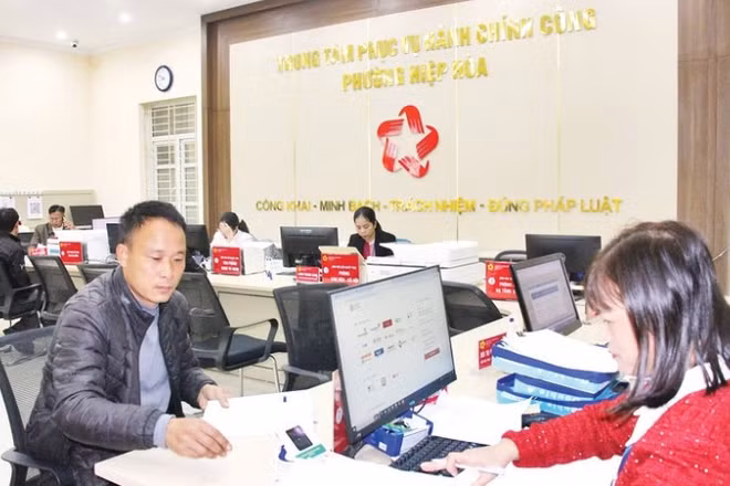 Cán bộ Trung tâm phục vụ hành chính công phường Hiệp Hòa giải quyết thủ tục hành chính phục vụ người dân. (Ảnh minh họa)