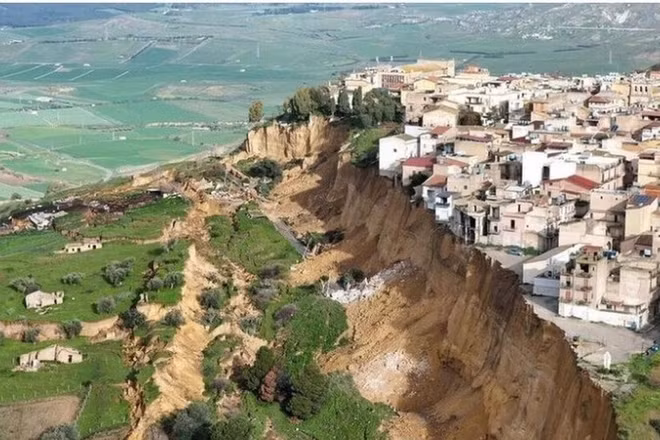Hình ảnh được chụp từ máy bay không người lái về vụ sạt lở đất tại Niscemi, Sicily, miền nam Italia, ngày 26/1. (Nguồn: EPA)