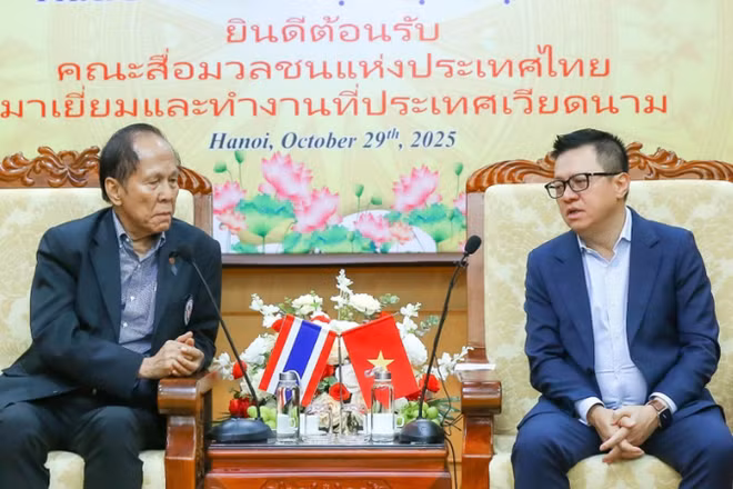 Ông Lê Quốc Minh, Ủy viên Trung ương Đảng, Tổng Biên tập Báo Nhân Dân, Phó Trưởng ban Tuyên giáo và Dân vận Trung ương, Chủ tịch Hội Nhà báo Việt Nam và ông Nakorn Veerapravati, Chủ tịch Liên đoàn Nhà báo Thái Lan trực thuộc Hoàng gia Thái Lan. (Ảnh: SƠN HẢI)