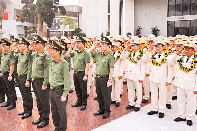 Lực lượng tham mưu Công an nhân dân dâng hoa tưởng niệm tại tượng đài Chủ tịch Hồ Chí Minh nhân dịp kỷ niệm 80 năm Ngày truyền thống. (Ảnh: CÔNG TUẤN)
